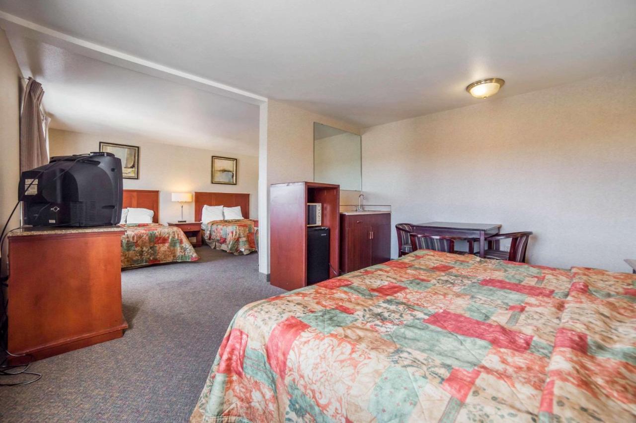 Rodeway Inn & Suites Нампа Екстериор снимка